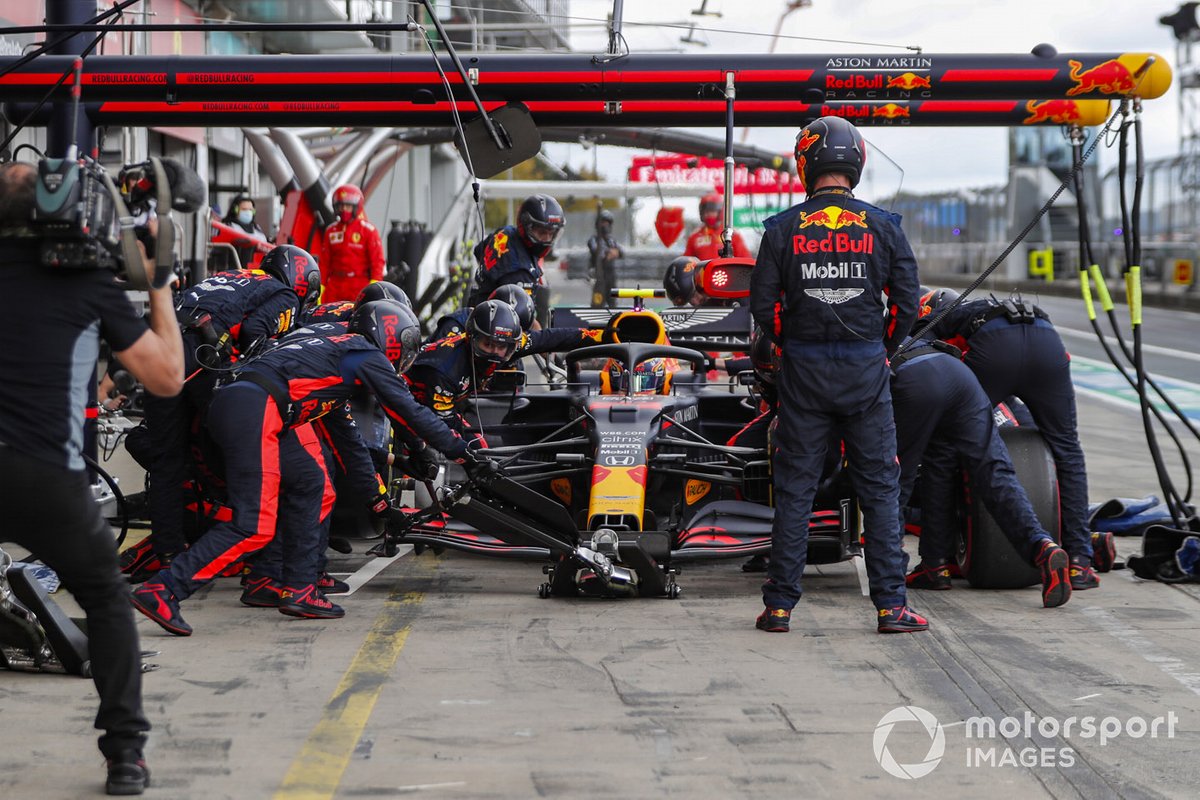 Alex Albon, Red Bull Racing RB16, pit stop