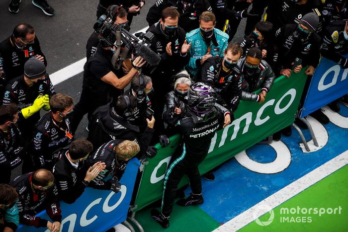 Race winner Lewis Hamilton, Mercedes-AMG F1 celebrates in Parc Ferme with his team