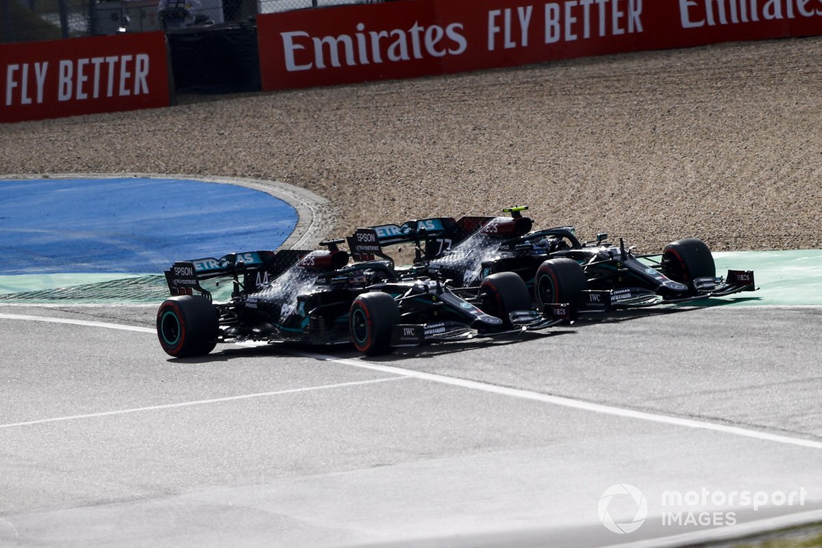 Lewis Hamilton, Mercedes F1 W11, in battaglia con Valtteri Bottas, Mercedes F1 W11, per il primo posto