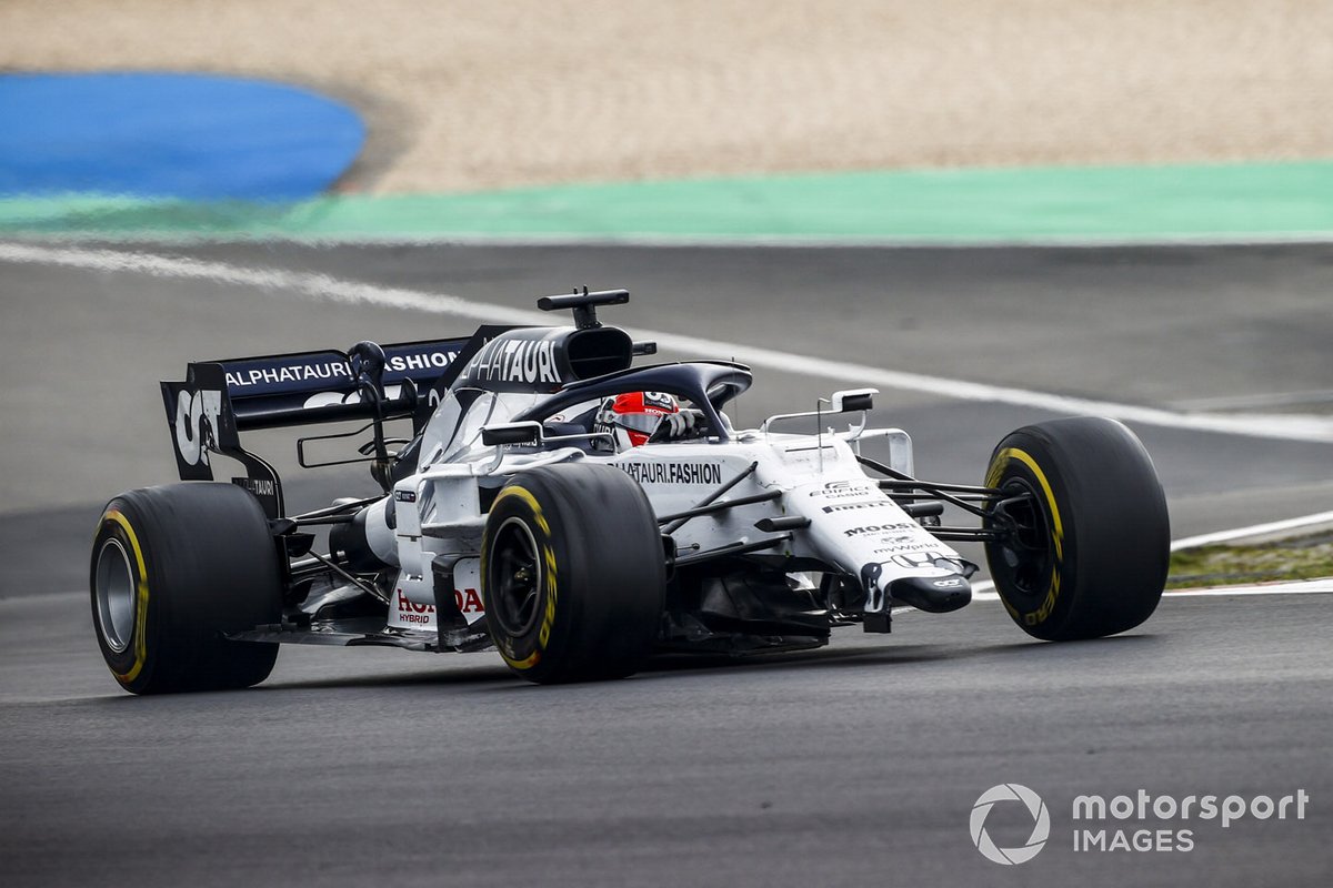 Daniil Kvyat, AlphaTauri AT01, si dirige ai box con l'ala anteriore rotta