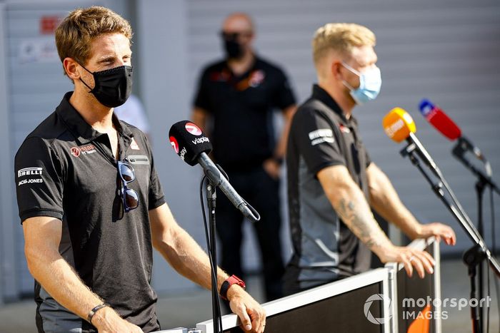 Romain Grosjean, Haas F1 y Kevin Magnussen, Haas F1 en la conferencia de prensa