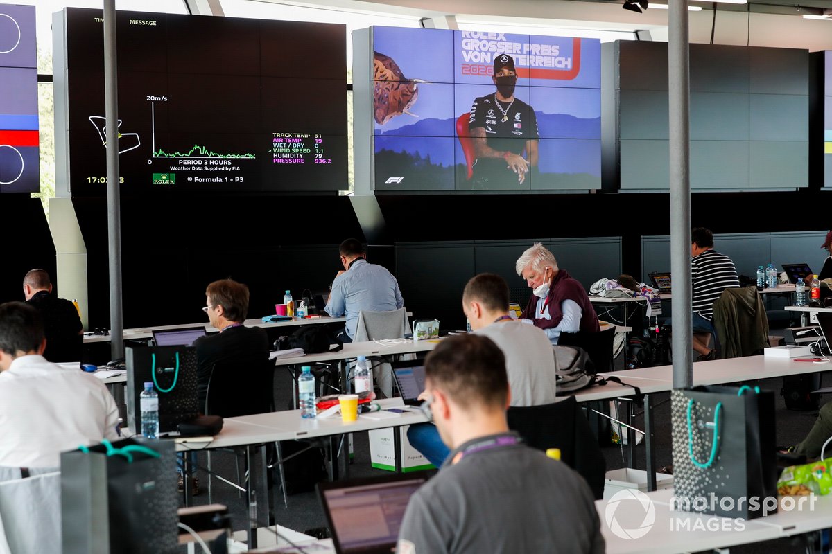 Lewis Hamilton, Mercedes AMG F1 durante la conferenza stampa