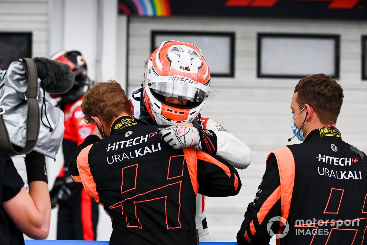 El ganador Luca Ghiotto, Hitech Grand Prix
