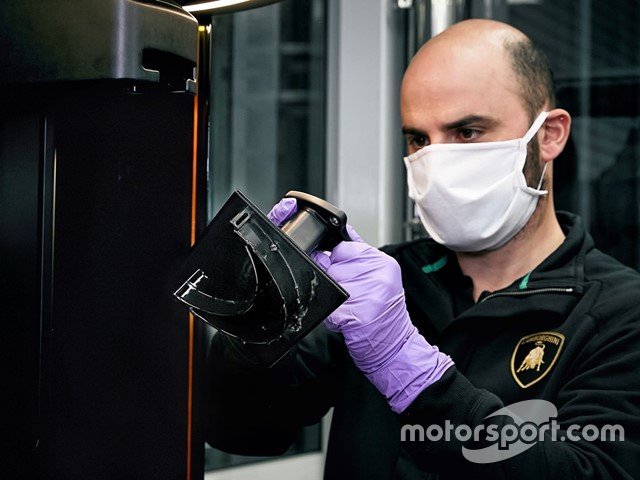 Le mascherine prodotte dalla Lamborghini per l'Ospedale Sant'Orsola di Bologna