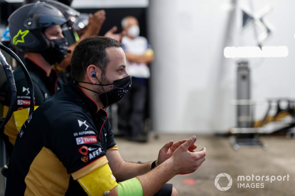 Los miembros del equipo de DS Techeetah en el garaje