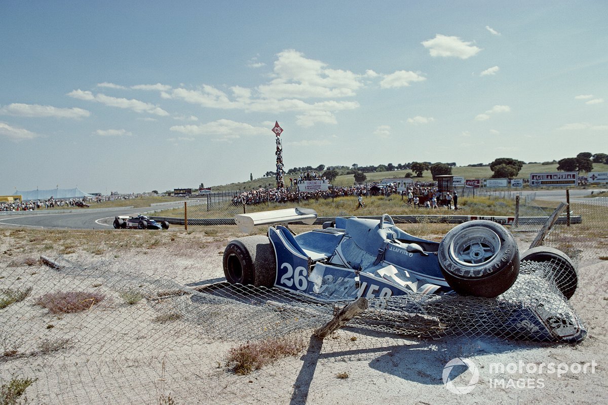 …но ширины трассы не хватило. Ligier передним правым колесом налетела на машину де Вийоты…