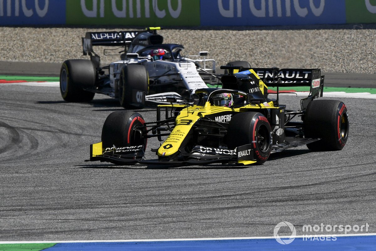 Daniel Ricciardo, Renault F1 Team R.S.20, precede Pierre Gasly, AlphaTauri AT01