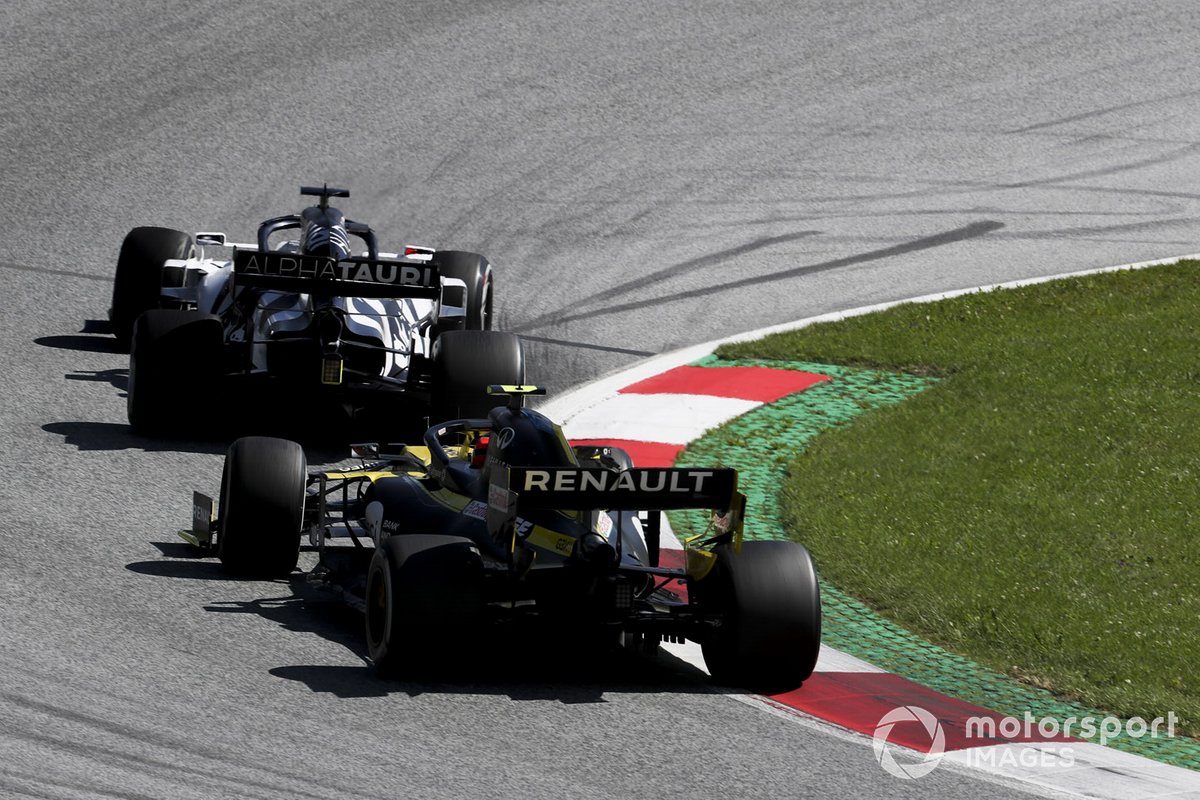 Daniil Kvyat, AlphaTauri AT01, leads Esteban Ocon, Renault F1 Team R.S.20