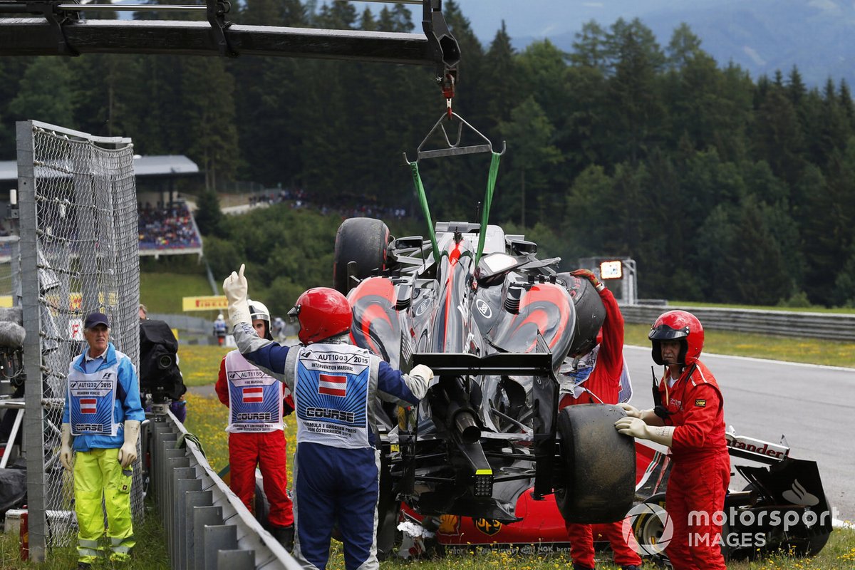 Los comisarios retiran los coches de Fernando Alonso, McLaren MP4-30 Honda y Kimi Raikkonen, Ferrari SF-15T, tras su accidente