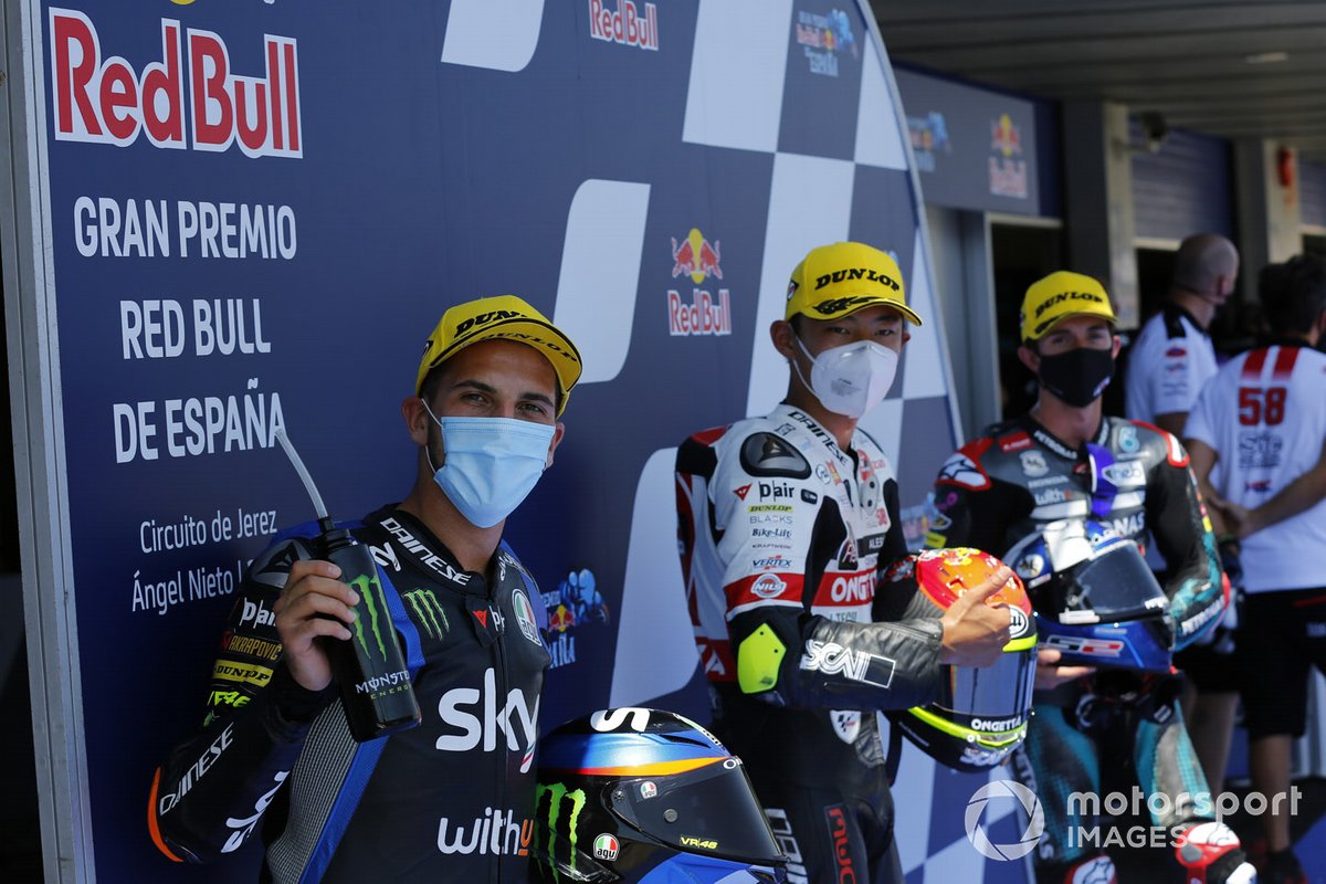 Ganador de la pole Tatsuki Suzuki, SIC58 Squadra Corse, segundo Andrea Migno, Sky Racing Team VR46, tercero John McPhee, SIC Racing Team