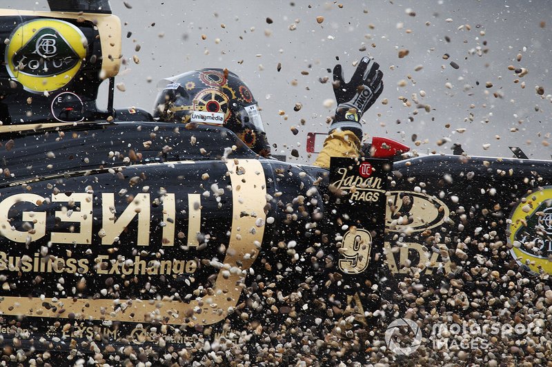 Nick Heidfeld, Lotus Renault GP R31 crashed out of the race after contact with Sebastien Buemi, Scuderia Toro Rosso STR6