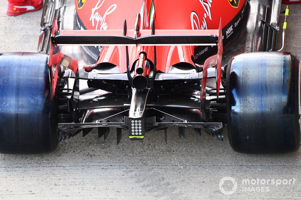 Escape y detalle de la suspensión del coche de Charles Leclerc Ferrari SF1000