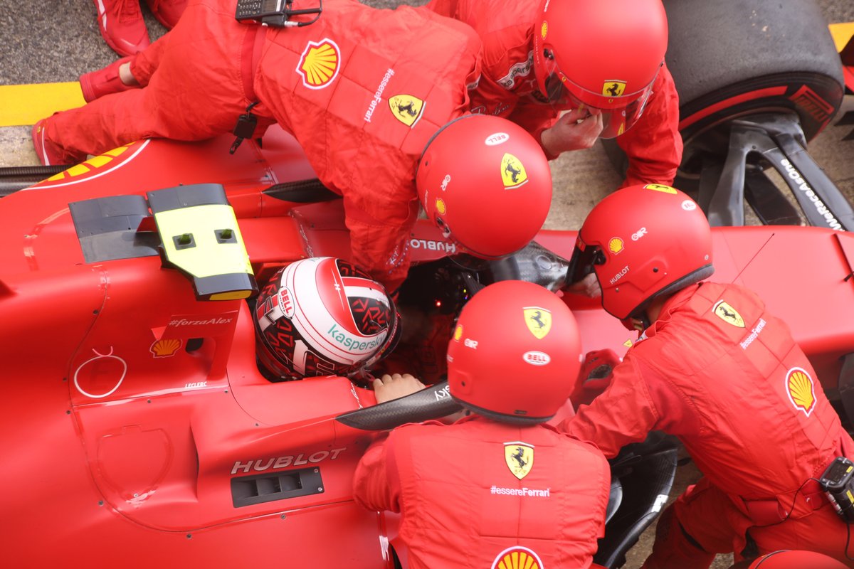 Charles Leclerc, Ferrari SF1000 en pits por un problema en su monoplaza