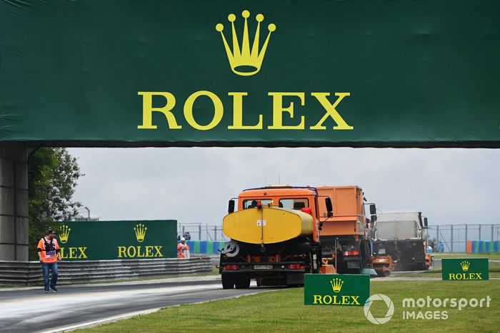 Camiones limpian la pista del Hungaroring