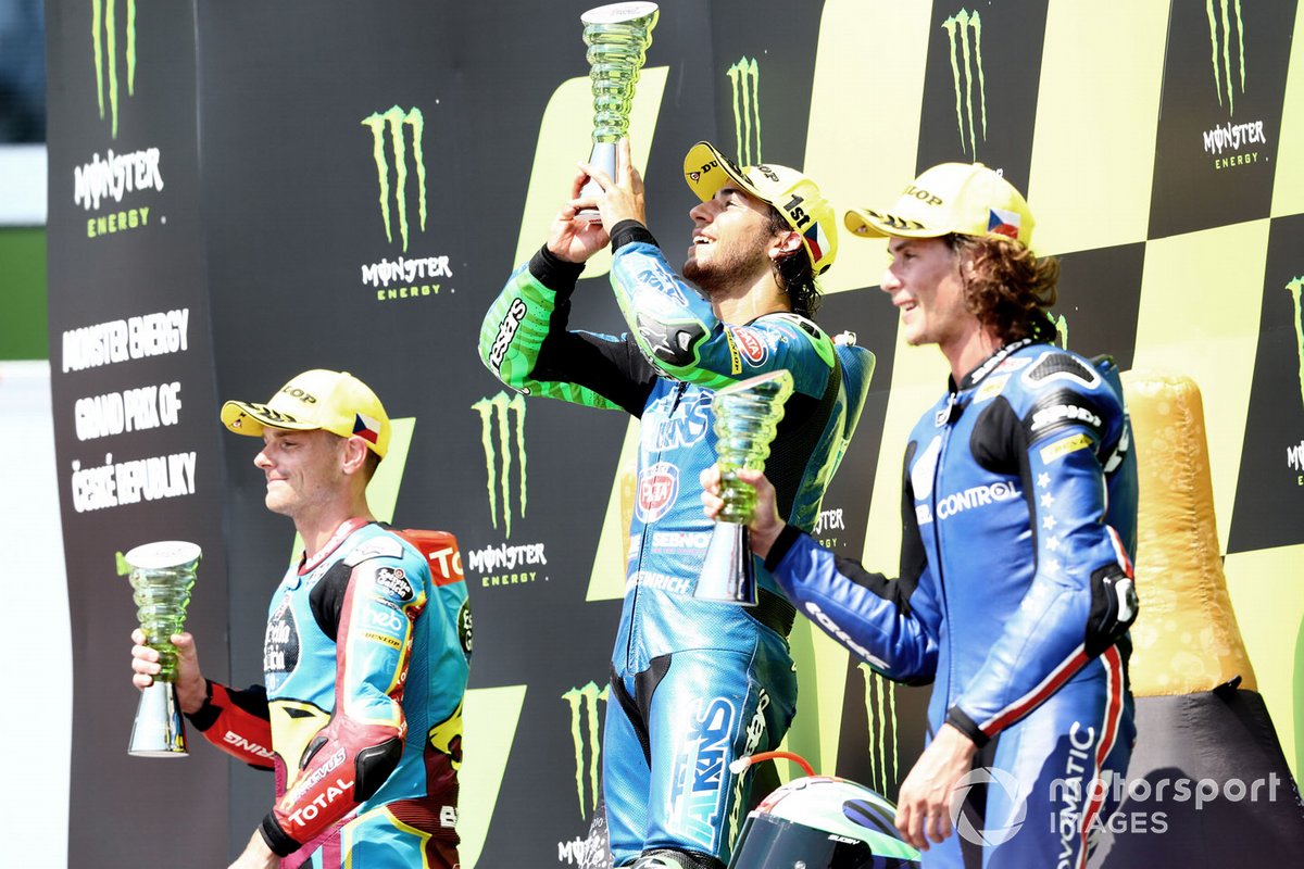 Le vainqueur Enea Bastianini, Italtrans Racing Team, le deuxième Sam Lowes, Marc VDS Racing, le troisième Joe Roberts, American Racing sur le podium