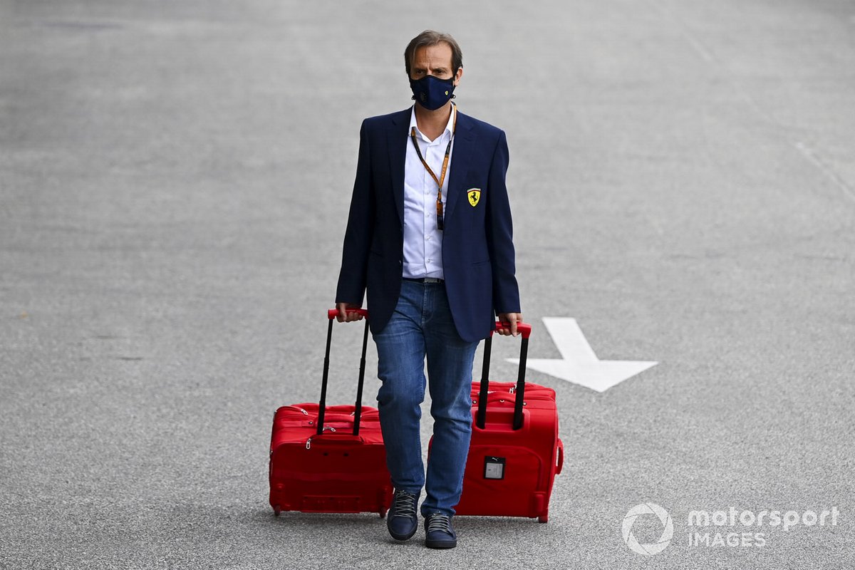 Un miembro del equipo Ferrari llega al circuito