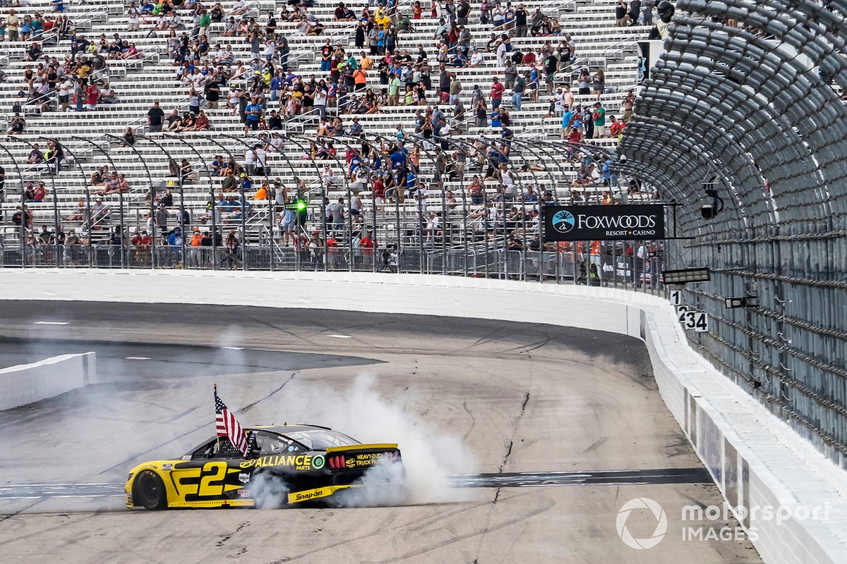 Победитель гонки Брэд Кеселовски, Team Penske, Ford Mustang