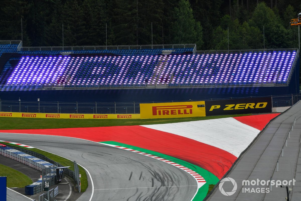 Una tribuna iluminada para Daniil Kvyat, AlphaTauri