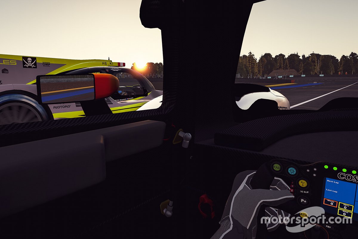 Acciones en la pista al atardecer