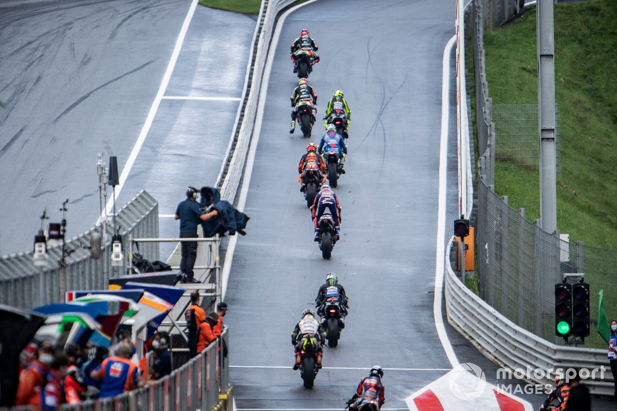 Los pilotos de MotoGP salen del pit lane