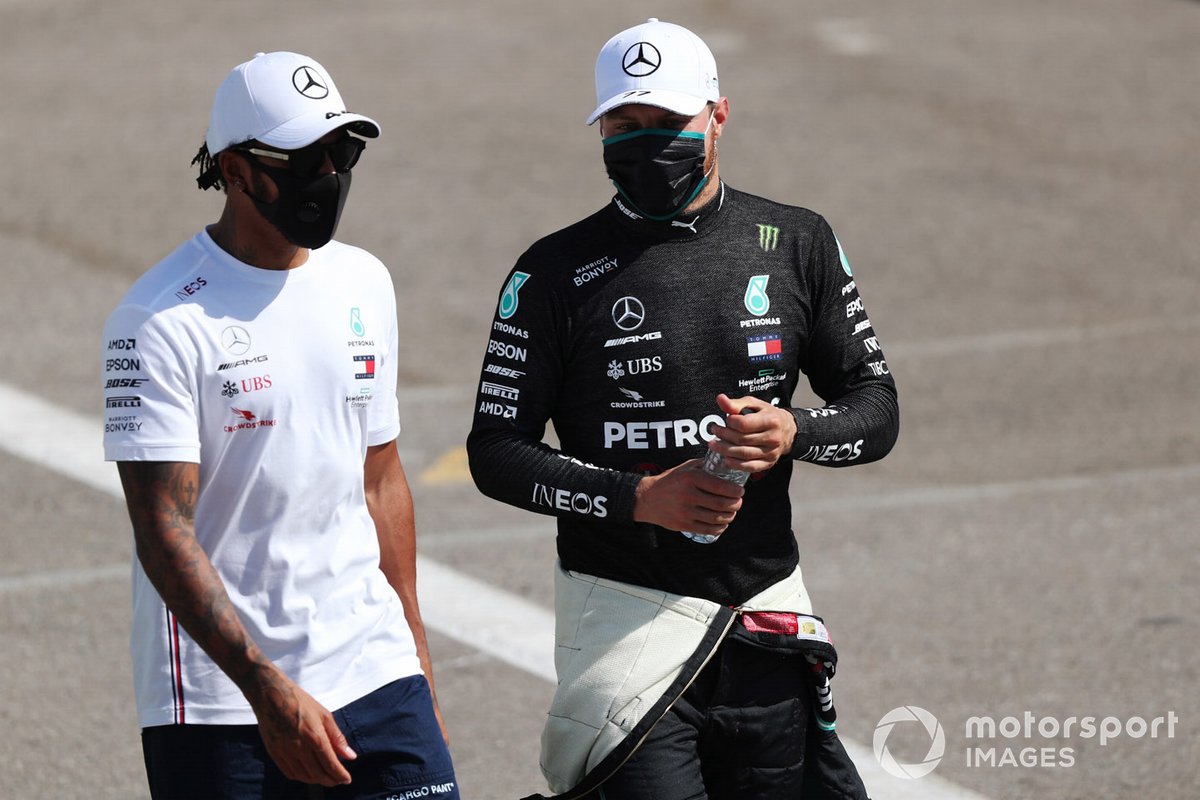 Ganador de la pole Lewis Hamilton, Mercedes-AMG Petronas F1, segundo Valtteri Bottas, Mercedes-AMG Petronas F1