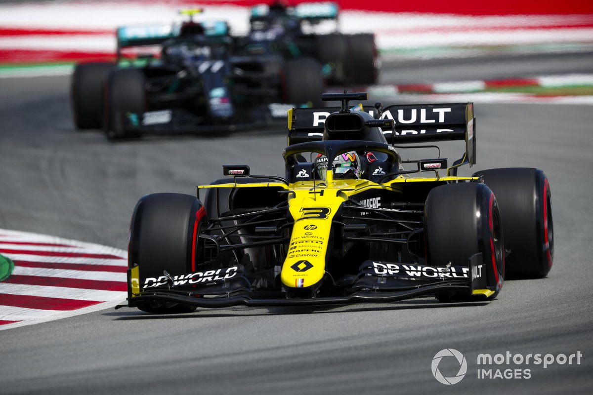 Daniel Ricciardo, Renault F1 Team R.S.20, leads Valtteri Bottas, Mercedes F1 W11 EQ Performance