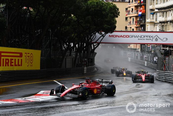 Charles Leclerc, Ferrari F1-75, Carlos Sainz, Ferrari F1-75, Sergio Pérez, Red Bull Racing RB18