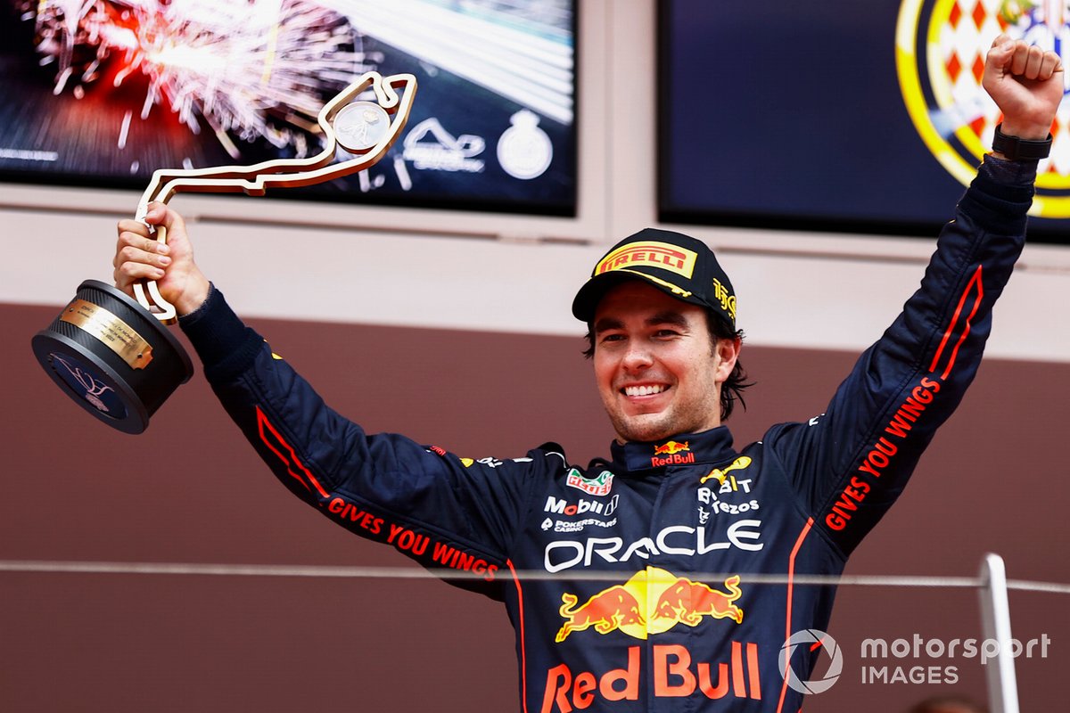 Podio: ganador de la carrera Sergio Pérez, Red Bull Racing