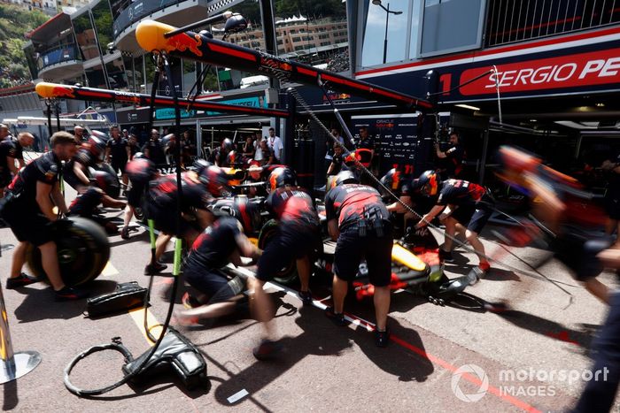 Los mecánicos de Red Bull Racing practican una parada en boxes
