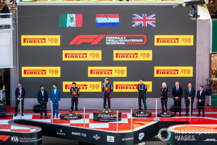 Podio: segundo lugar Sergio Pérez, Red Bull Racing, ganador Max Verstappen, Red Bull Racing, Joanna Fleet, Jefa de RRHH, Red Bull Racing, y tercer lugar George Russell, Mercedes-AMG