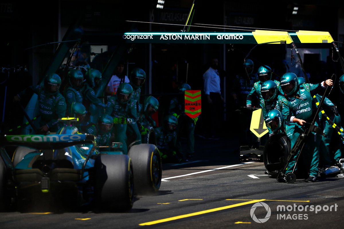 Sebastian Vettel, Aston Martin AMR22, hace una parada en boxes