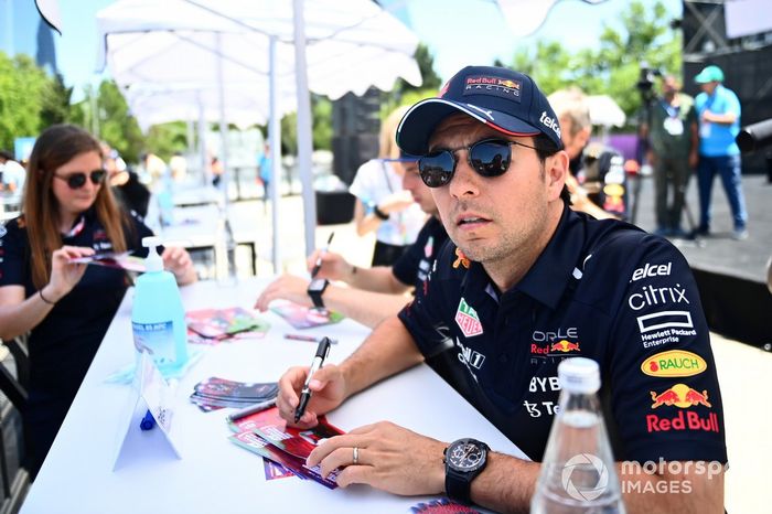Sergio Pérez, de Red Bull Racing, firma autógrafos para los aficionados