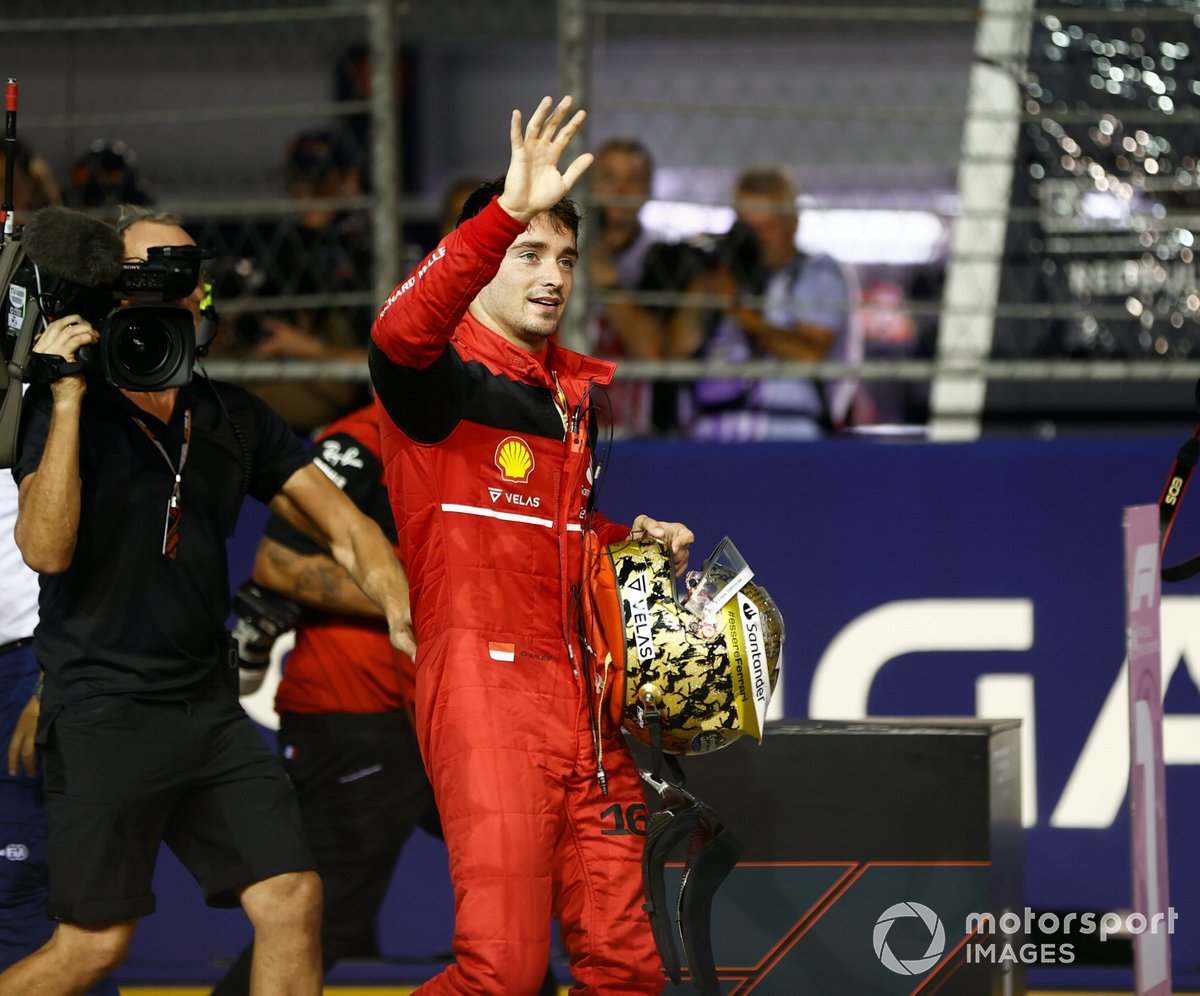 Ganador de la pole, Charles Leclerc, de Ferrari, saluda desde el Parc Ferme
