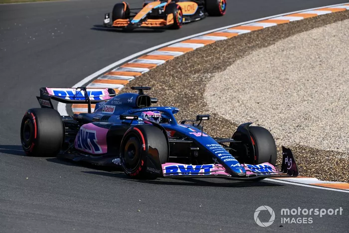 Fernando Alonso, Alpine A522, Daniel Ricciardo, McLaren MCL36