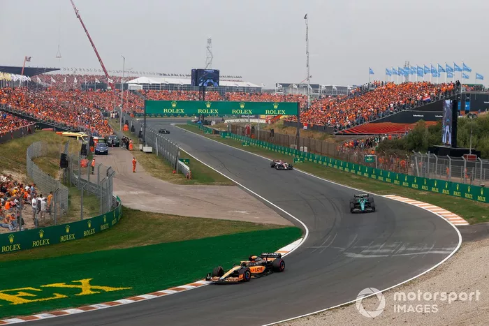 Daniel Ricciardo, McLaren MCL36, Sebastian Vettel, Aston Martin AMR22, Valtteri Bottas, Alfa Romeo C42
