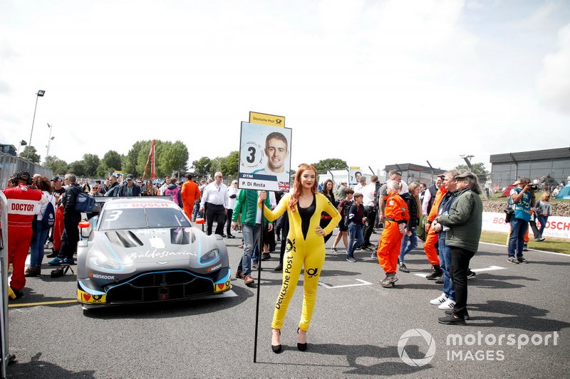 Grid girl di Paul Di Resta, R-Motorsport