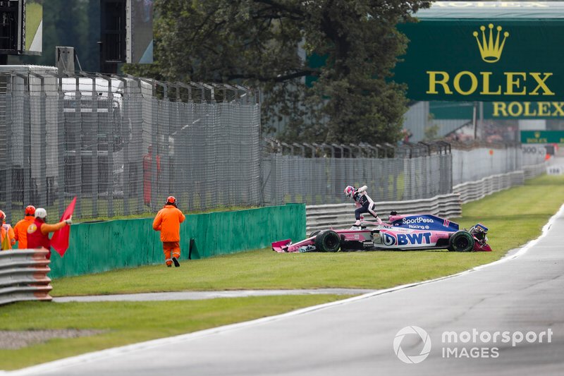 Sergio Perez, Racing Point RP19, sale de su coche tras su accidente en la FP1 de Monza
