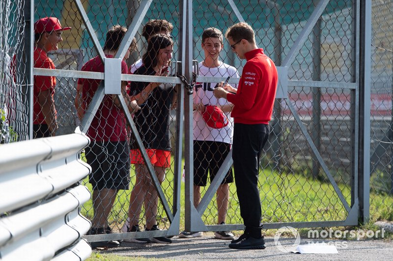 Sebastian Vettel, Ferrari firma una autografo ad un fan