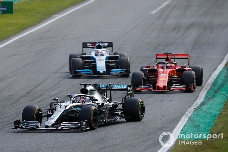 Lewis Hamilton, Mercedes AMG F1 W10, precede Sebastian Vettel, Ferrari SF90, e George Russell, Williams Racing FW42