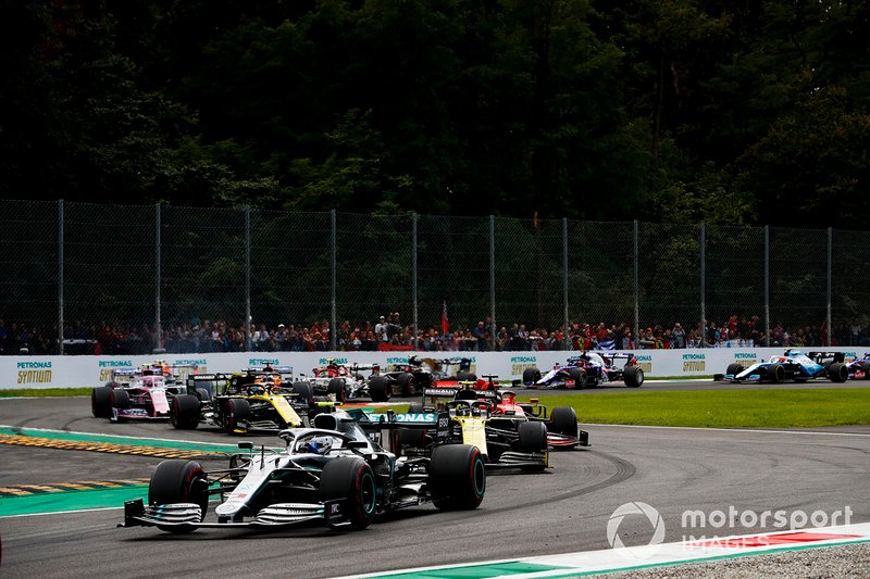 Valtteri Bottas, Mercedes AMG W10, precede Nico Hulkenberg, Renault F1 Team R.S. 19, Sebastian Vettel, Ferrari SF90, Daniel Ricciardo, Renault F1 Team R.S.19, e il resto delle auto all'inizio della gara