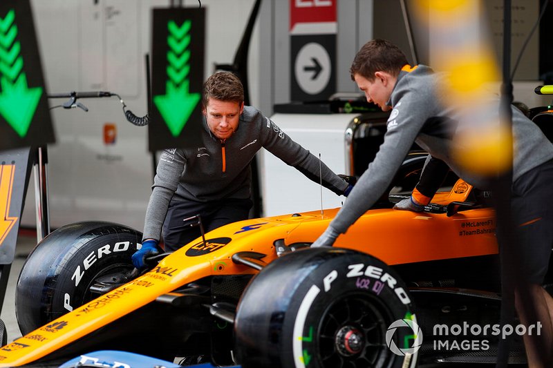 Les mécaniciens McLaren poussent la monoplace de Lando Norris