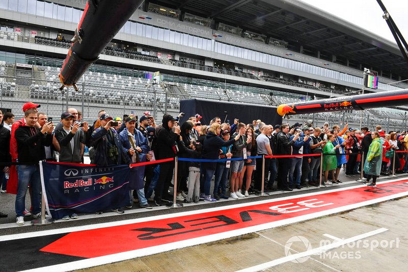 Des fans dans la ligne des stands