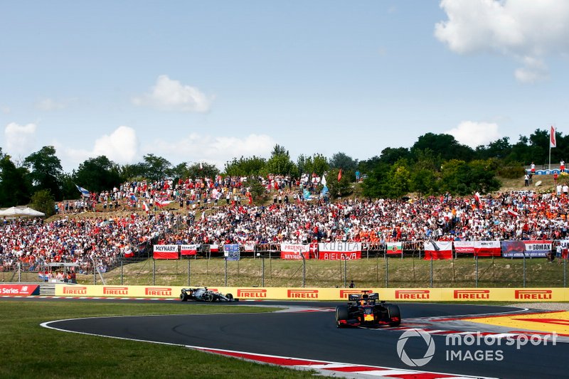 Max Verstappen, Red Bull Racing RB15, precede Lewis Hamilton, Mercedes AMG F1 W10