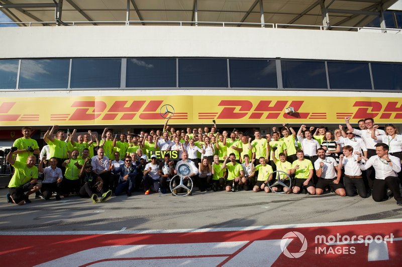 Lewis Hamilton, Mercedes AMG F1, 1st position, the Mercedes team and guests celebrate victory