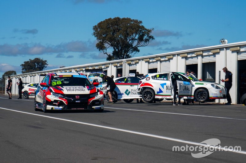 Pitlane action