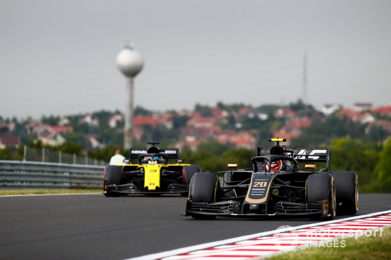 Kevin Magnussen, Haas F1 Team VF-19, Daniel Ricciardo, Renault F1 Team R.S.19
