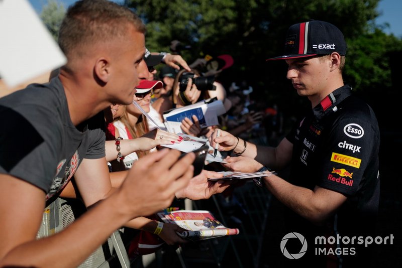 Max Verstappen, Red Bull Racing firma un autografo