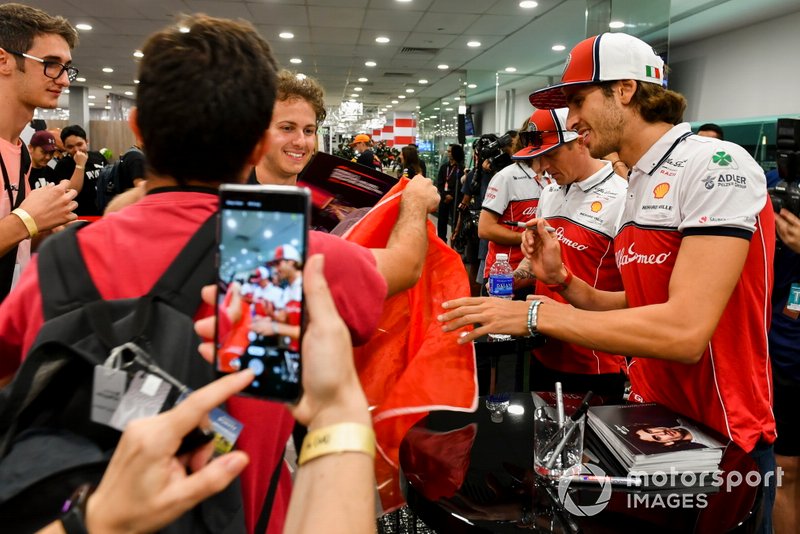 Antonio Giovinazzi, Alfa Romeo Racing e Kimi Raikkonen, Alfa Romeo Racing firma autografi ai fan