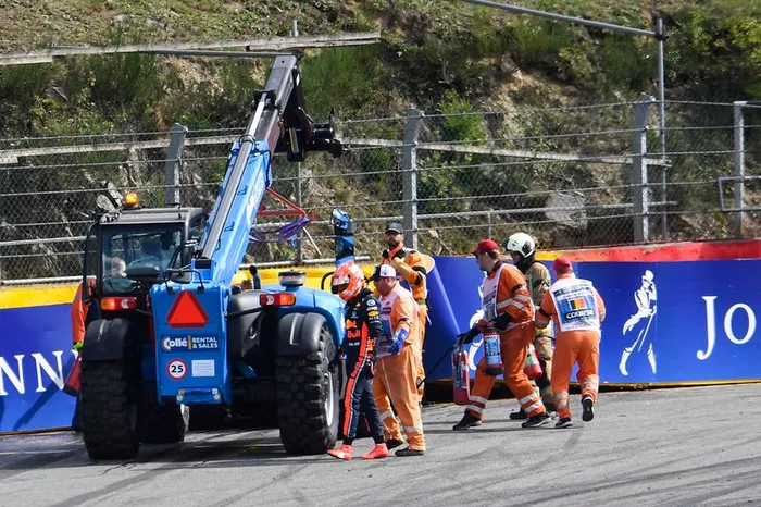 Max Verstappen, Red Bull Racing RB15, choca en Eau Rouge