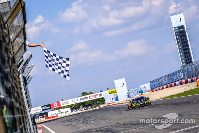 Il vincitore #563 Orange 1 FFF Racing Team Lamborghini Huracan GT3 Evo: Andrea Caldarelli, Marco Mapelli
